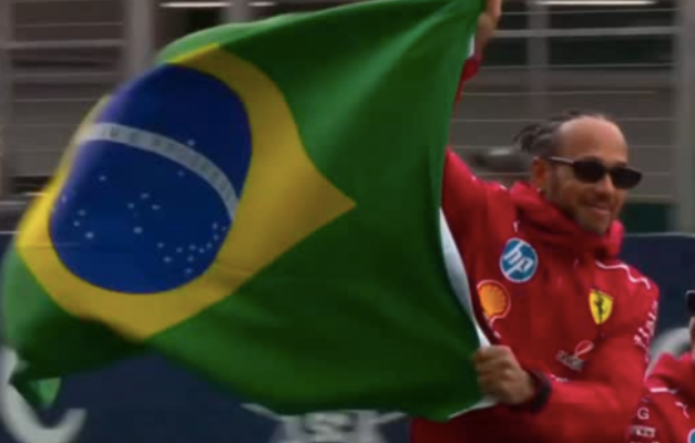 Pilotos da Fórmula 1 dirigem carros em miniatura em Interlagos e animam o público