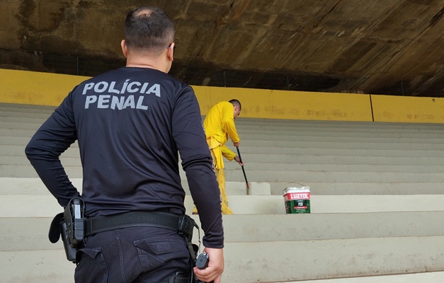 Pintura do estádio Serra Dourada é revitalizada com mão de obra carcerária
