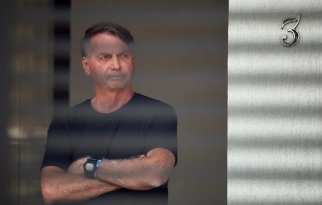 PL suspende salário e atividades de Bolsonaro após cumprimento de pena na prisão