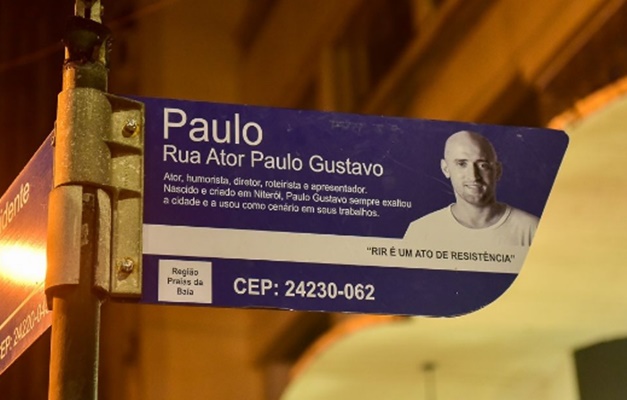 Placa de rua com o nome de Paulo Gustavo é instalada em Niterói