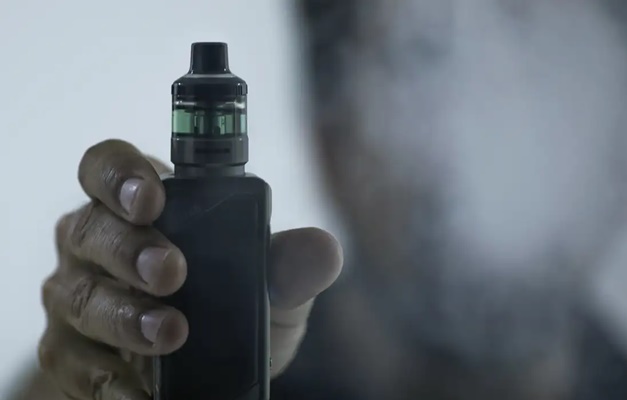 Plataformas digitais devem remover propagandas de cigarros eletrônicos