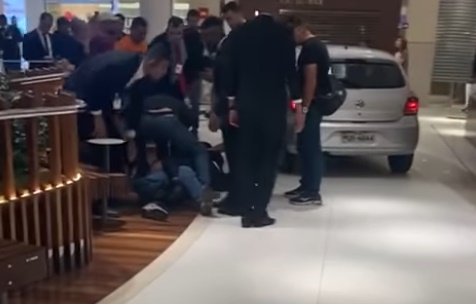 PM de folga intercepta motorista de carro que invadiu shopping de Goiânia