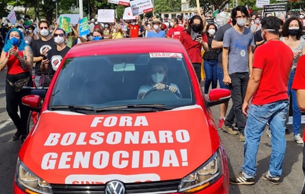PM-GO prende professor que se recusou a retirar adesivo ‘Bolsonaro genocida’
