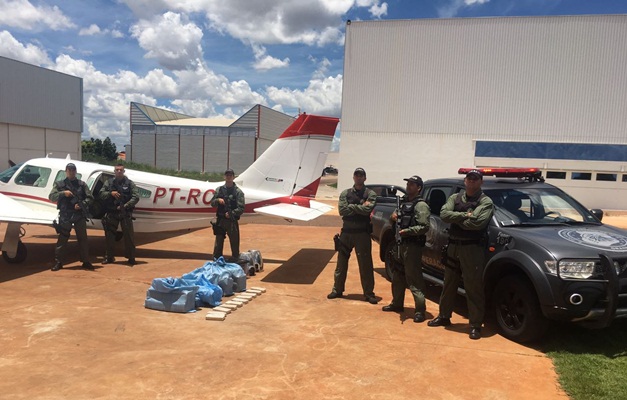 PM prende homem e apreende avião com 150 Kg de pasta base em Goiânia
