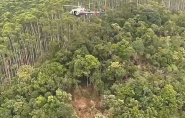 PM retira da mata corpos de helicóptero que havia desaparecido em SP