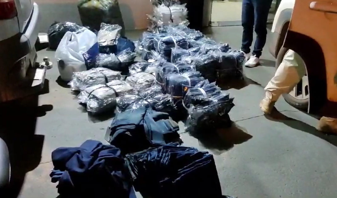 Polícia apreende 600 peças de roupas falsificadas em Jaraguá