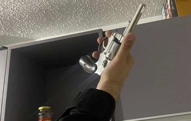 Polícia apreende arma em casa de suspeito de atacar policial em Aparecida