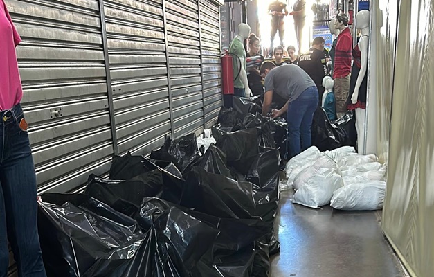 Polícia apreende cerca de 10 mil peças de roupas falsificadas em Jaraguá