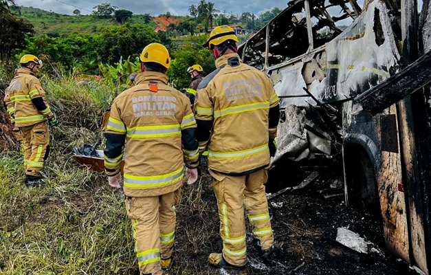 Polícia busca motorista de carreta que se envolveu em acidente em MG