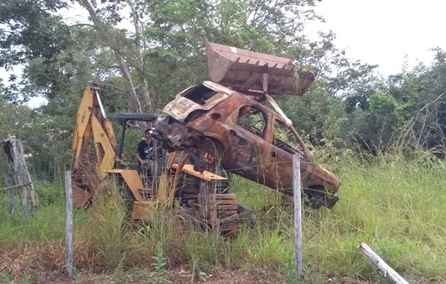 Polícia Civil encontra cemitério de carros roubados em Goiânia 