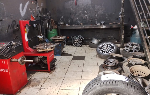 Polícia e Procon Goiás autuam loja de serviços automotivos em Goiânia