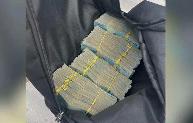 Polícia encontra R$ 500 mil em mochila após homem sacar valor em Anápolis 