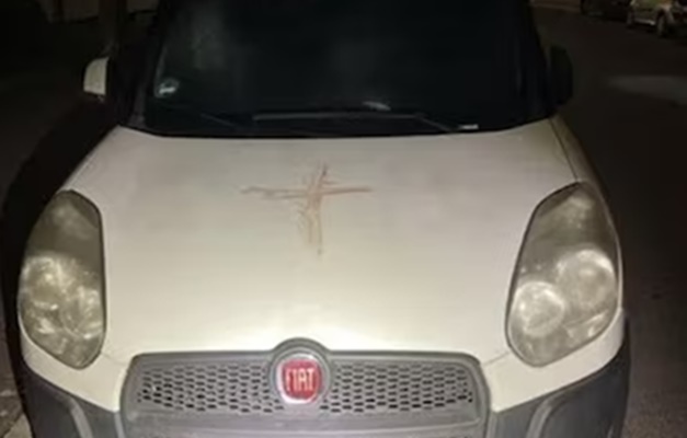 Polícia investiga suásticas pintadas com sangue humano em mais de 40 carros na Alemanha