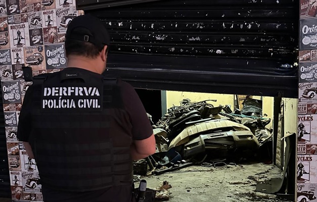 Polícia prende dupla que desmontava veículos e revendia peças em Goiânia