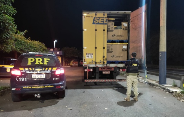 Polícia prende suspeitos de furtar carga de caminhão dos Correios na BR-153