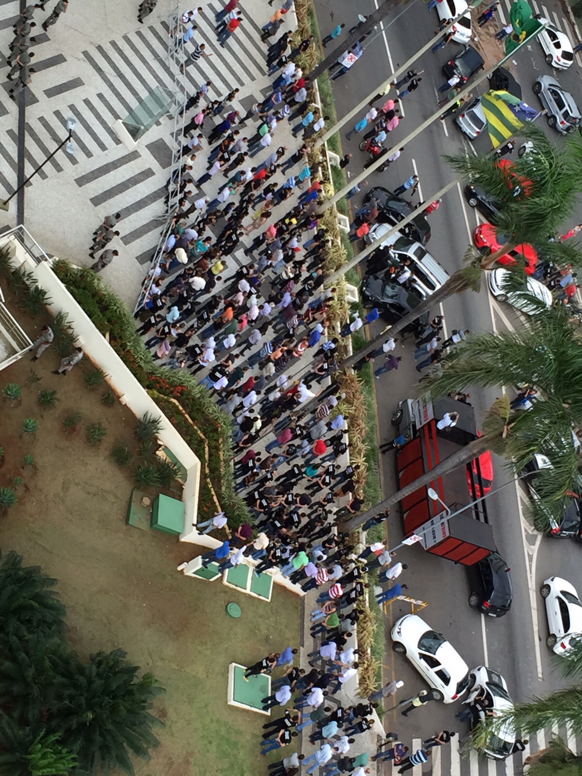 Policiais civis cobram reajuste durante protesto no centro de Goiânia
