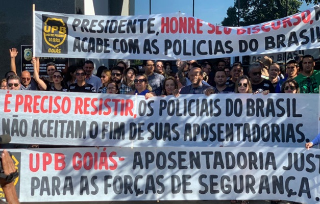 Policiais civis de Goiás cruzam os braços na tarde desta segunda-feira (13)