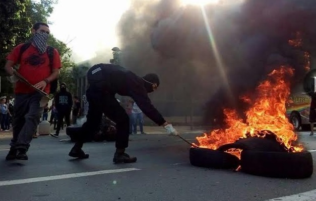 Policiais ficam feridos durante manifestação contra as OSs em Goiânia