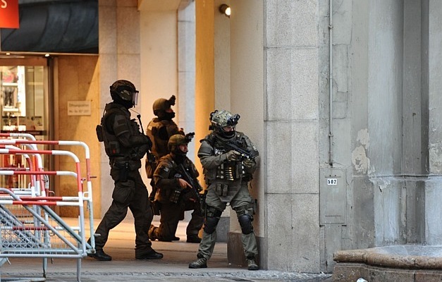 Policiais procuram autores de ataque a shopping de Munique; oito morreram 