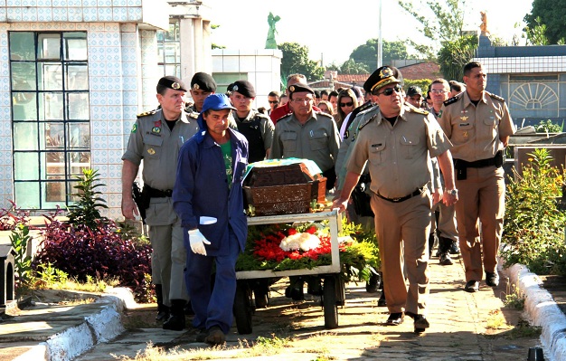 Policial militar assassinado no Setor Garavelo B é sepultado em Goiânia