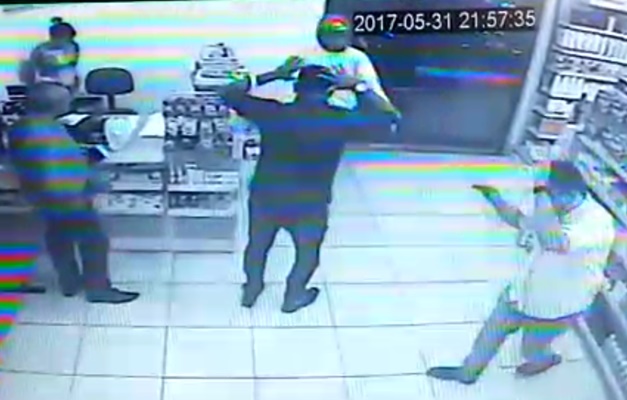 Policial reage a assalto e mata ladrão em Itumbiara; assista 