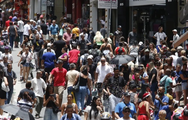 População brasileira chega a 213,4 milhões em julho de 2025