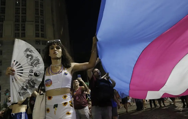 População trans se opõe à nova idade mínima para terapia hormonal