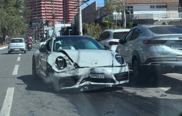 Porsche acelera em curva, perde controle e bate em carro parado em Goiânia