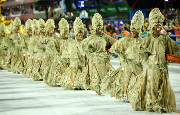 Portela e Unidos do Viradouro levantam plateia na 1ª noite de desfiles no Rio