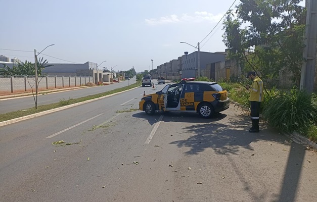 Poste cai e bloqueia faixas da Avenida Leste-Oeste, em Goiânia