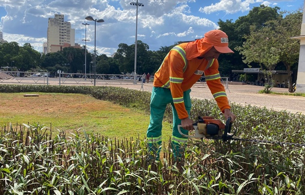 Praça Cívica ganha novo paisagismo com plantio de mais de dez tipos de mudas