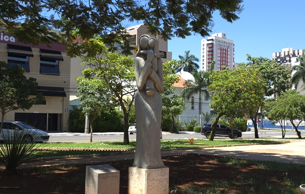 Praça das Mães é amor materno esculpido no coração do Setor Oeste
