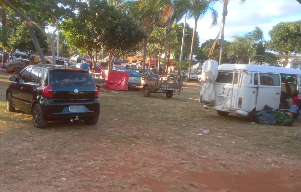Praça do Conjunto Morada Nova vira estacionamento irregular em dia de feira