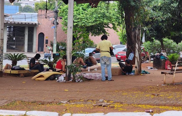 Praça no Centro de Goiânia é tomada por moradores de rua e usuários de droga