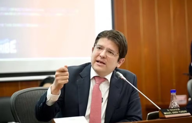 Pré-candidato a presidente da Colômbia é baleado em evento de campanha em Bogotá