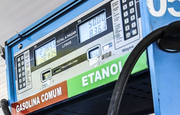 Preço da gasolina deve cair R$ 0,85 após redução do ICMS em Goiás 