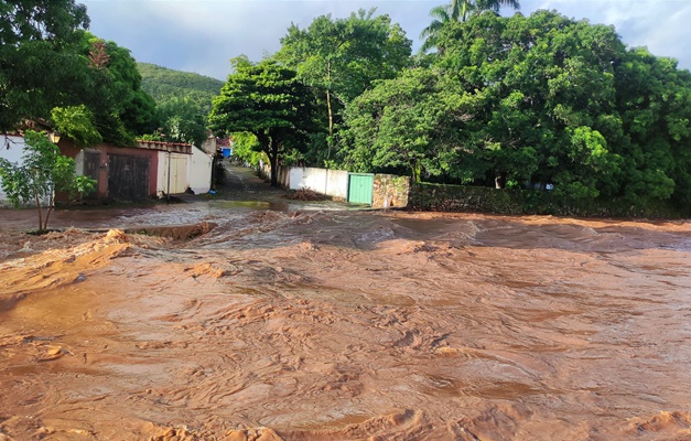 Prédio da Prefeitura é evacuado após fortes chuvas na cidade de Goiás