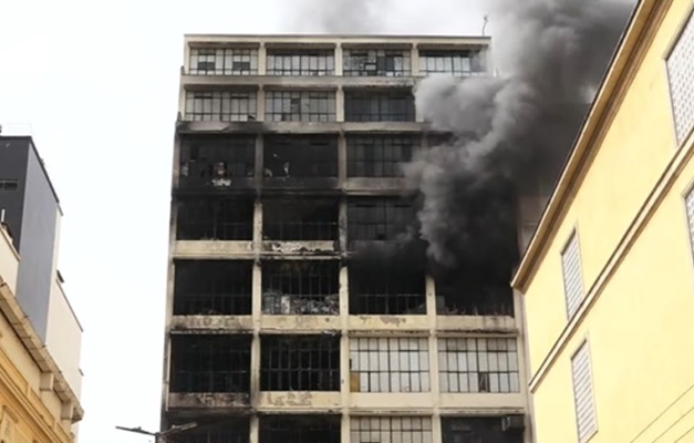 Prédio que pegou fogo perto da 25 de Março será demolido a partir de sábado