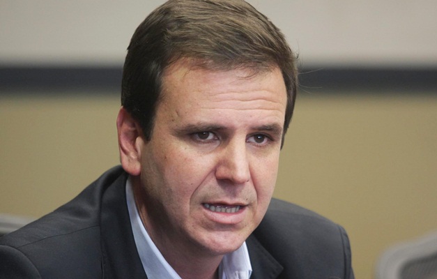 Prefeito do Rio sanciona lei que proíbe Uber no município