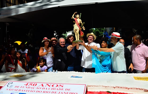 Prefeito e governador celebram 450 anos do Rio com bolo no centro da cidade