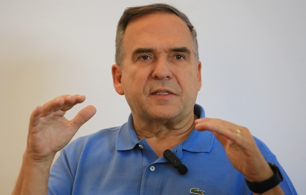 Prefeito Sandro Mabel segue internado com quadro de gastroenterite