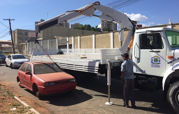 Prefeitura começa a remover carcaças de veículos das ruas de Goiânia