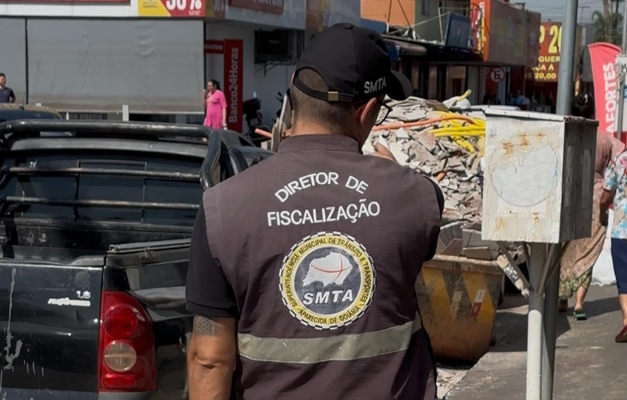Prefeitura de Aparecida desobstrui calçadas ocupadas irregularmente