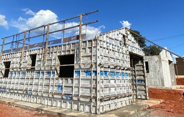 Prefeitura de Caldas Novas inicia construção de 97 casas populares