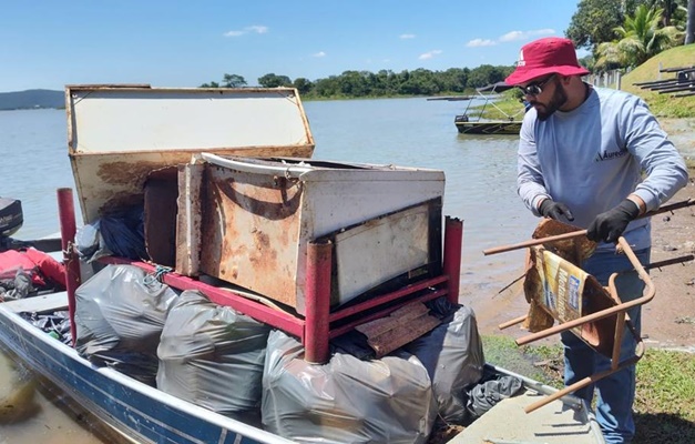 Prefeitura de Caldas Novas recolhe 12 toneladas de lixo no Lago Corumbá I
