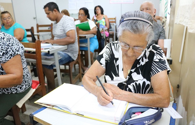 Prefeitura de Goiânia convoca jovens e adultos para ocupar vagas do EJA