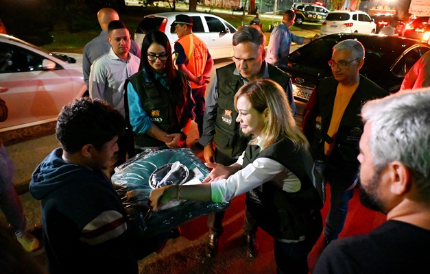 Prefeitura de Goiânia entrega cobertores a pessoas em situação de rua 