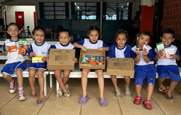 Prefeitura de Goiânia entrega kits de material escolar a estudantes