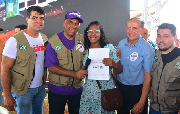 Prefeitura de Goiânia entrega registro a inscritos no Programa Casa da Gente