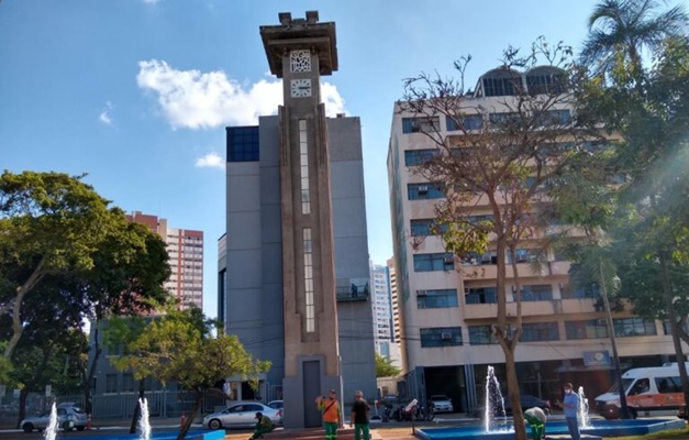 Prefeitura de Goiânia faz manutenção na praça da Torre do Relógio